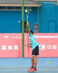  网球进校园活动启动，专业教练指导少年基础训练  