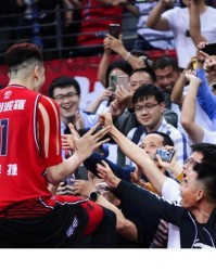  老将压哨三分绝杀，主场球迷陷入沸腾