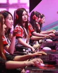  电竞少女崭露头角，精准预判助队翻盘  