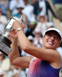  斯维亚特克卫冕成功，法网女单三连冠