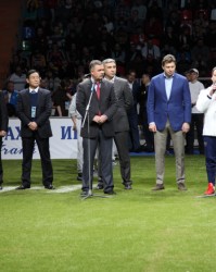  传奇球星退役仪式举行，球迷含泪送别偶像  