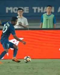  球迷助威声震天，主场氛围助力球队