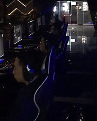  电竞场馆座无虚席，粉丝热情点燃赛场氛围  