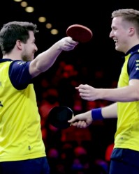  保罗双打搭档默契配合勇夺冠军