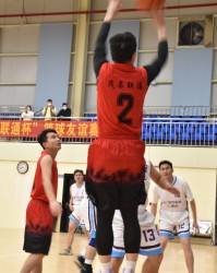  篮球友谊赛促进交流，跨国对决增进友谊