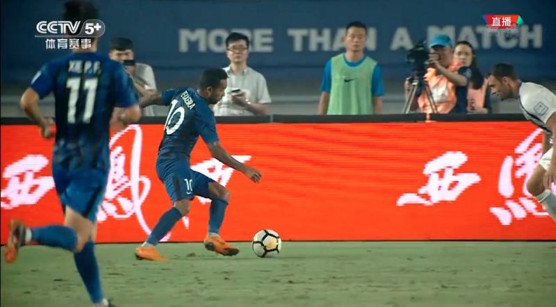  球迷助威声震天，主场氛围助力球队