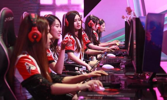  电竞少女崭露头角，精准预判助队翻盘  