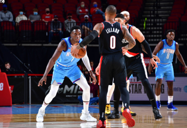  篮坛巨星闪耀全场率队豪取连胜