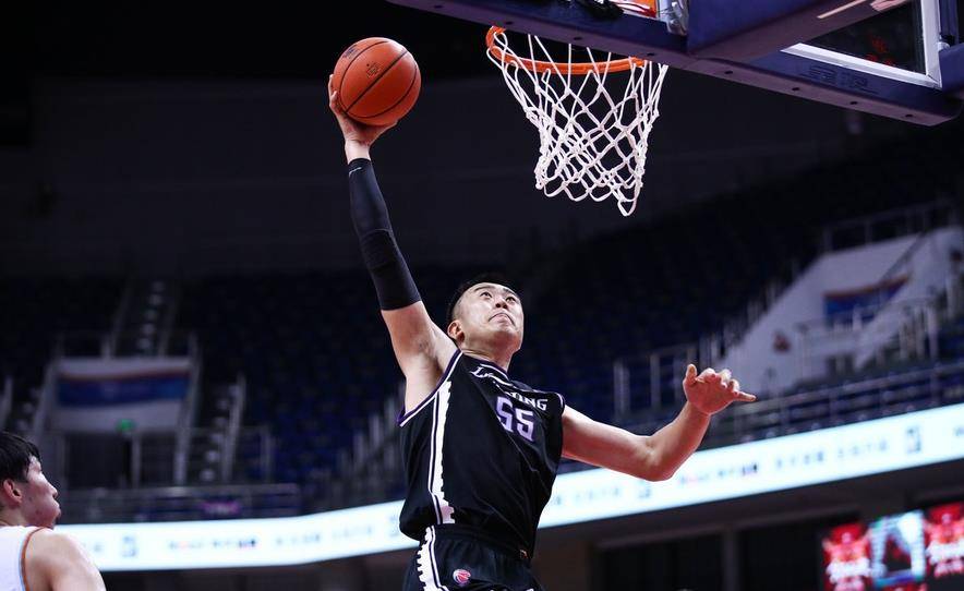  内线巨无霸统治禁区彰显绝对实力