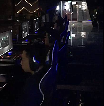  电竞场馆座无虚席，粉丝热情点燃赛场氛围  