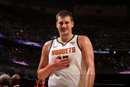  NBA常规赛，约基奇三双助掘金轻取马刺