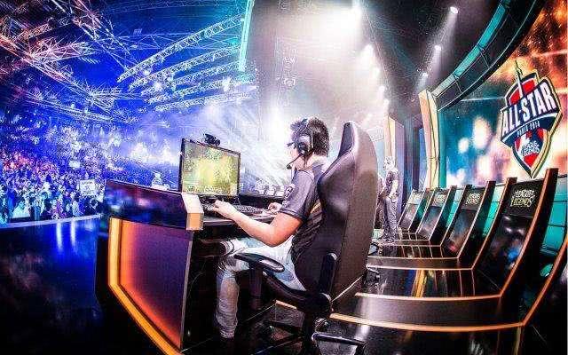  电竞战队逆风翻盘勇夺联赛桂冠