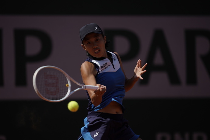  郑钦文强势晋级八强，中国金花闪耀法网